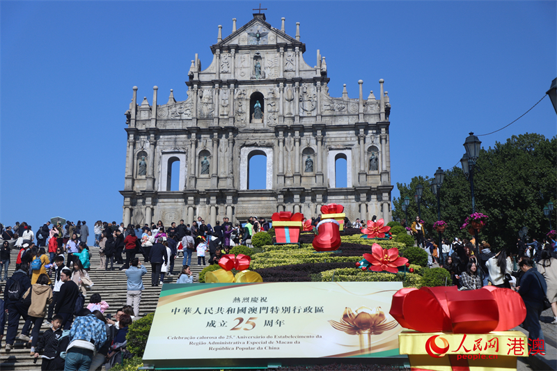 大三巴牌坊前立起庆祝澳门回归祖国25周年的招牌。（人民网 吴宇扬扬 摄）