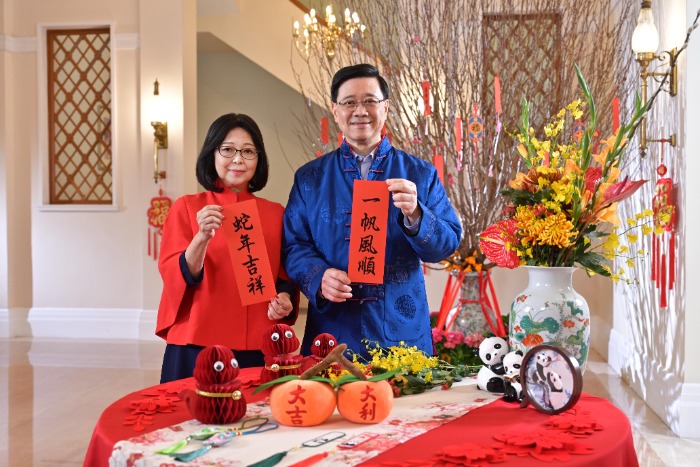 李家超28日发表农历新年贺辞，与太太一同祝愿香港市民蛇年身体健康，如意吉祥。香港特区政府新闻处供图