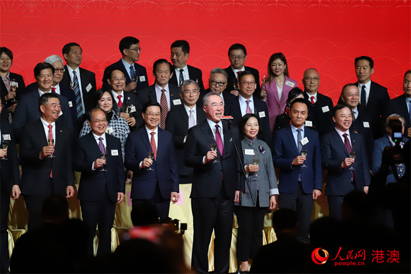 香港江苏社团总会创会会长唐英年致祝酒辞。（人民网 吴宇扬扬 摄）