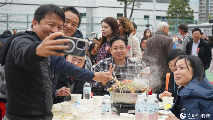 邻里共享美食，活动气氛融洽。人民网 陈晓琳摄