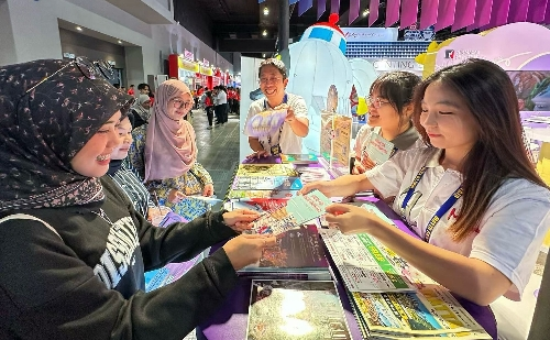 图为“感受澳门”主题展位及宣传品。澳门特区政府旅游局供图