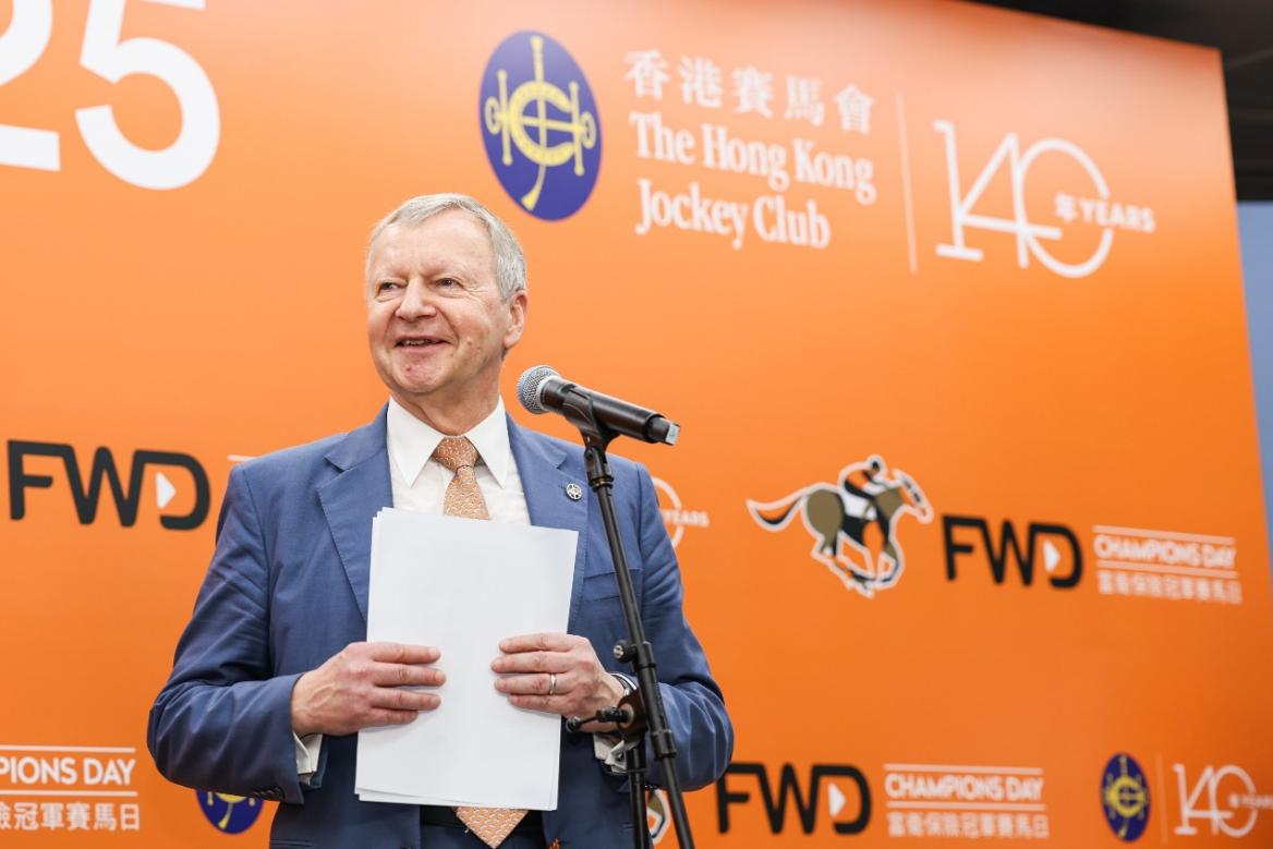 香港赛马会行政总裁应家柏赛后发言。主办方供图