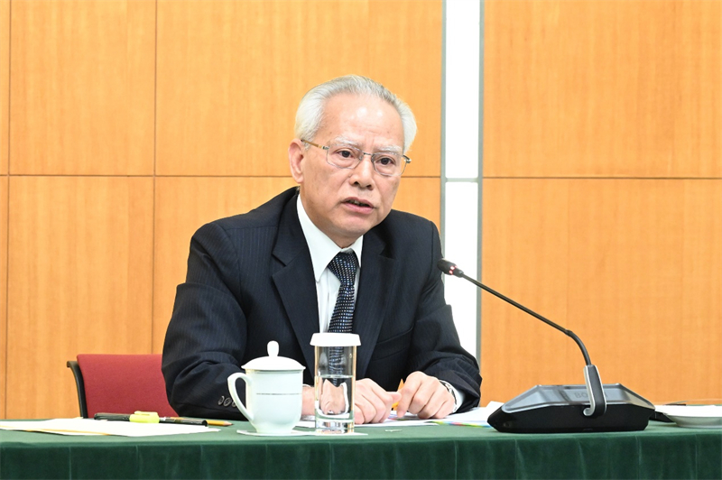 图为岑浩辉会见传媒并回答记者提问。（澳门特区政府新闻局供图）