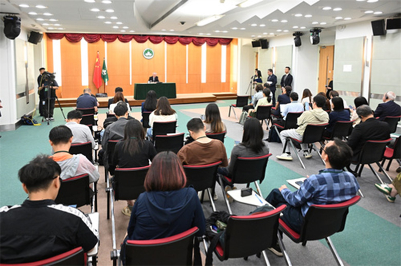 ​图为岑浩辉就夏宝龙考察调研澳门召开记者会。（澳门特区政府新闻局供图）