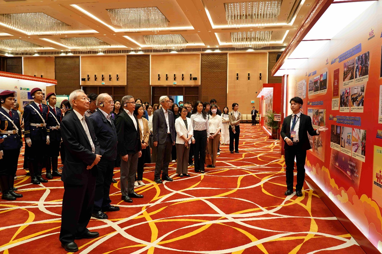 澳门大学师生参观展览。澳门大学供图