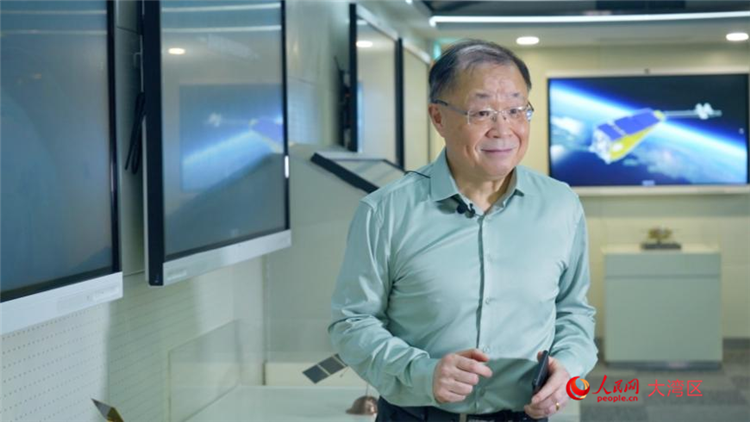 澳门科技大学协理副校长、“澳科一号”卫星首席科学家张可可介绍科研工作。人民网 吴宇扬扬摄