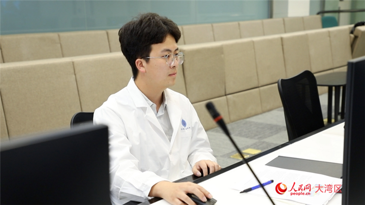 澳科卫星科学与应用数据中心技术员李森正在工作。人民网 严小晶摄