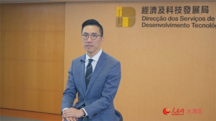 澳门特区政府经济及科技发展局局长邱润华接受人民网专访。人民网 吴宇扬扬摄
