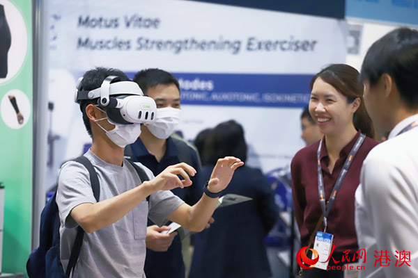买家在展会现场试用一款VR辅助治疗设备。人民网 吴宇扬扬摄