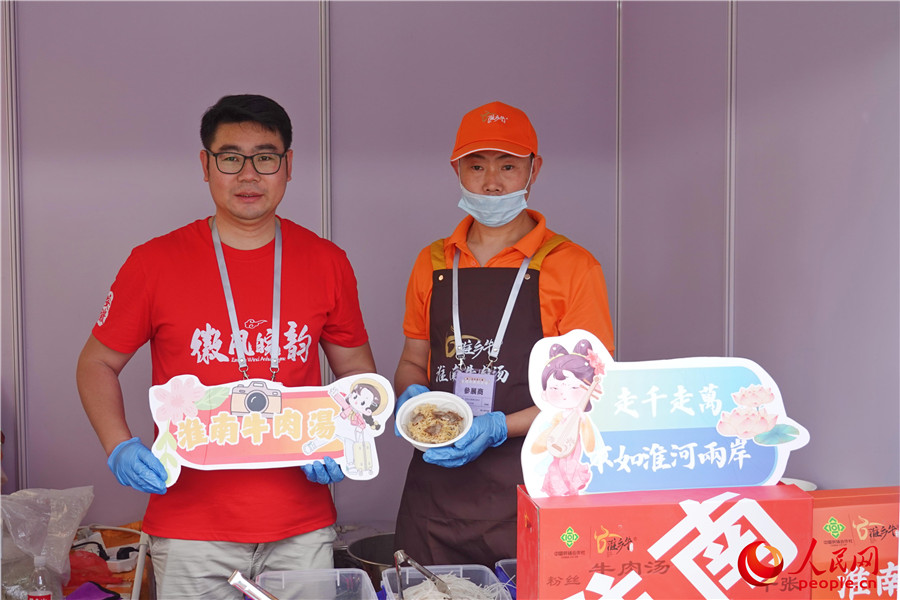 地方特色美食亮相“中华美食街”。人民网 吴宇扬扬 摄