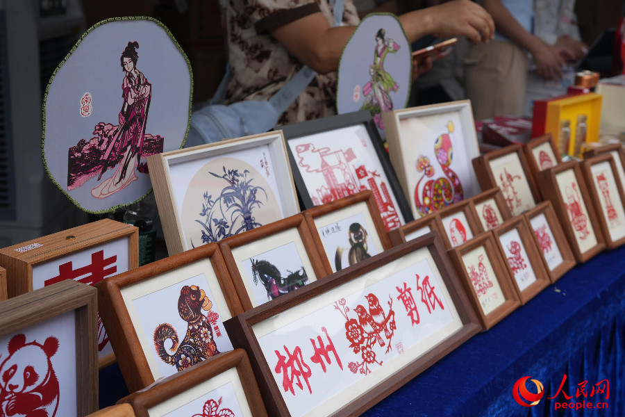 非遗剪纸在嘉年华展出。人民网 实习生王悦 摄