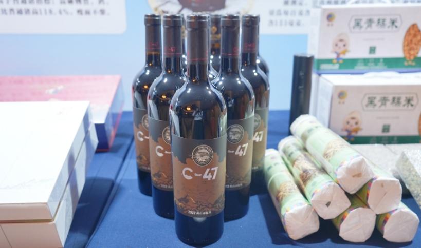 图2.甘孜州有机特色产品现场展示。实习生 杨洁蕾 摄
