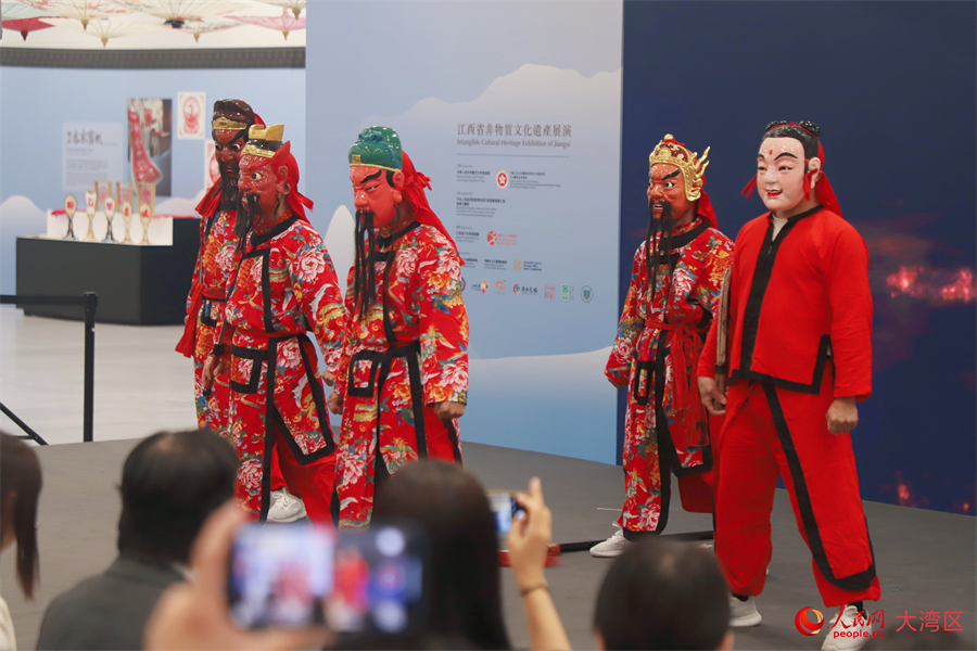 开幕式上演萍乡耍傩神。人民网 吴宇扬扬摄