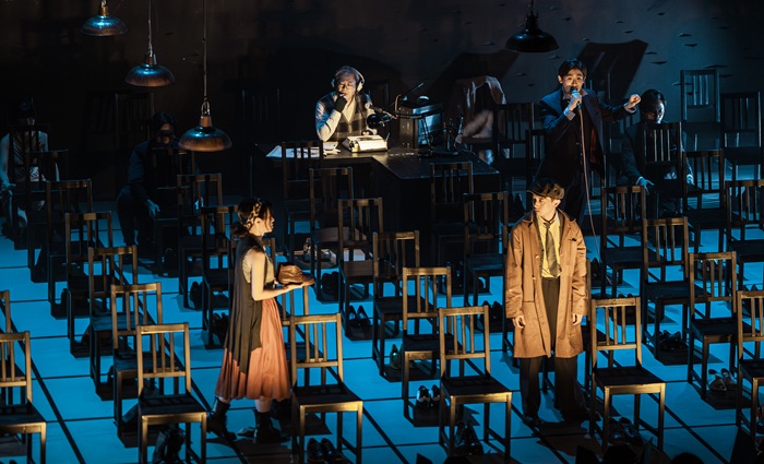 香港中英剧团粤语话剧《血色双城记》在北京演出。夏冬摄