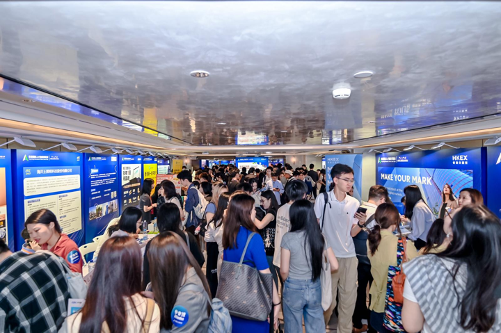 众多求职者现场求职。主办方供图