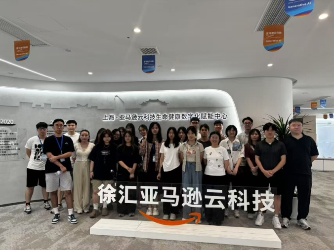 图为澳门营员参观亚马逊生命健康云科技赋能中心。（澳门基金会供图）