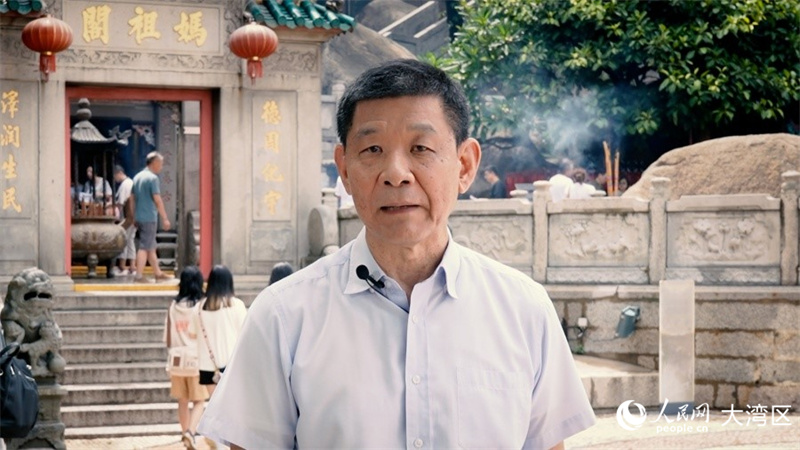 澳门口述历史协会导赏员李宇逵介绍澳门历史城区。人民网 吴宇扬扬摄