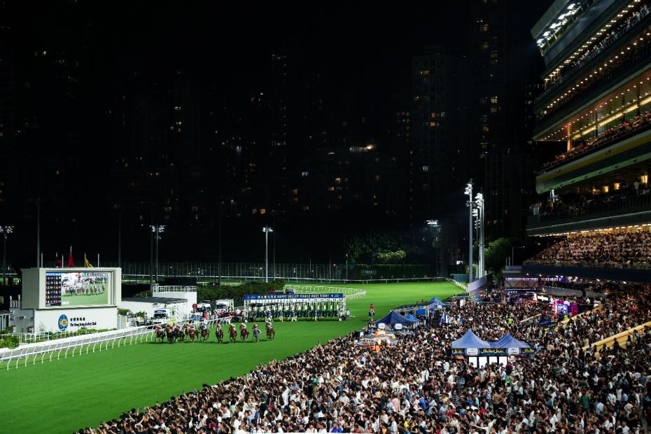 当日香港跑马地马场气氛热烈。香港赛马会供图