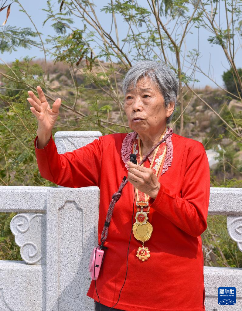 在香港新界屯门龙鼓滩的刘春祥抗日英雄群体纪念碑前，90岁的抗日老战士林珍为人们讲述中国共产党领导下的东江纵队港九独立大队的故事（2025年3月15日摄）。新华社记者 陈铎 摄