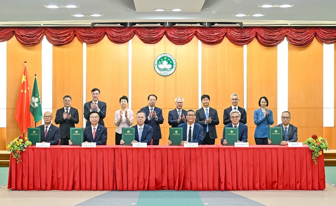 图为岑浩辉、龚正等见证澳沪两地代表签署多份合作协议。澳门特区新闻局供图