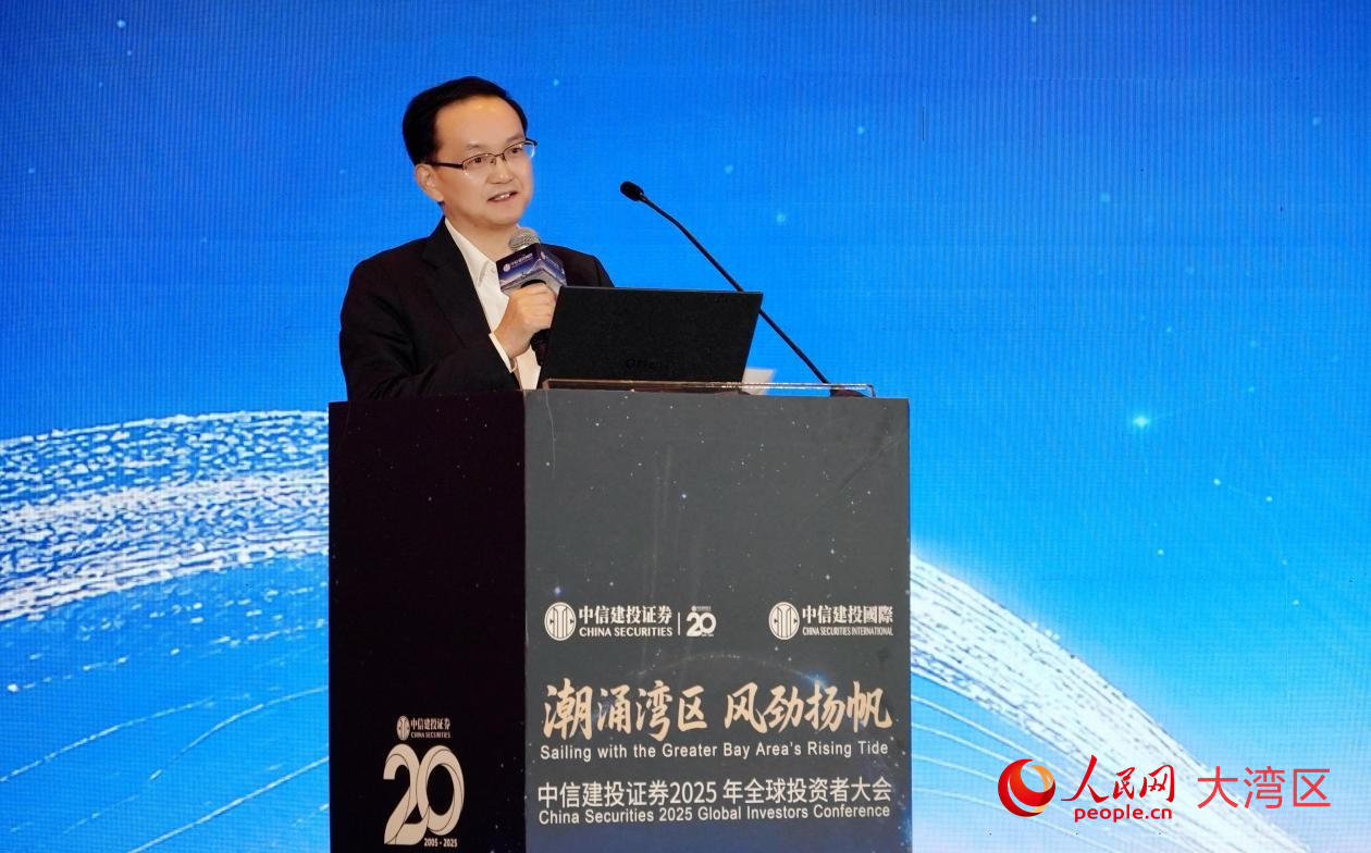 老铺黄金执行董事兼副总经理冯建军现场分享。人民网 严小晶摄