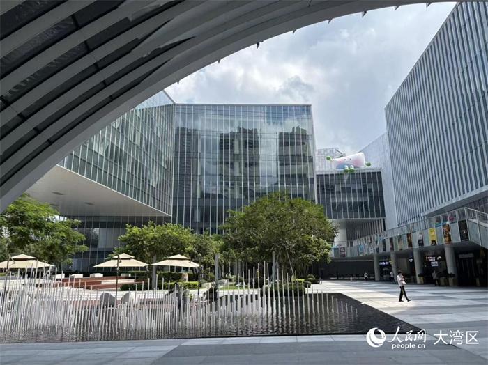 光明文化艺术中心庭院，舒适座椅与绿植营造宜人公共空间。 人民网 周锦佳摄