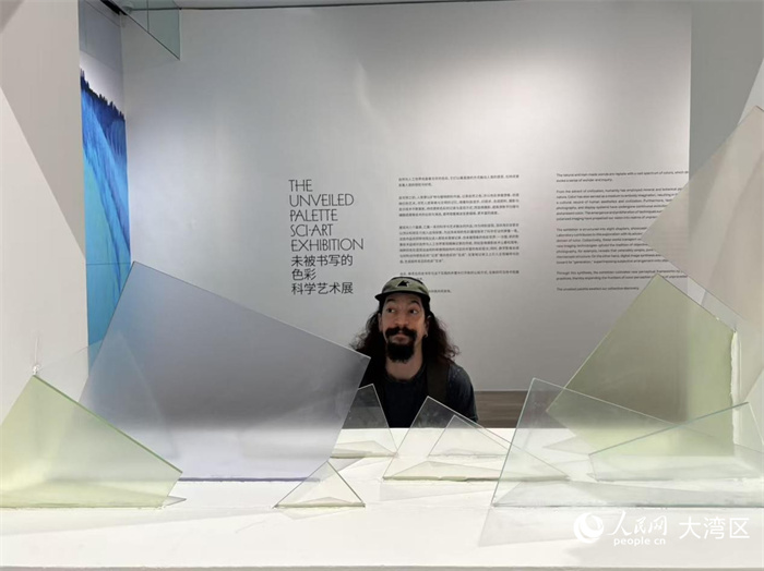 人民网外籍专家马蒂奥观看《未被书写的色彩》科学艺术展。 人民网 周锦佳摄