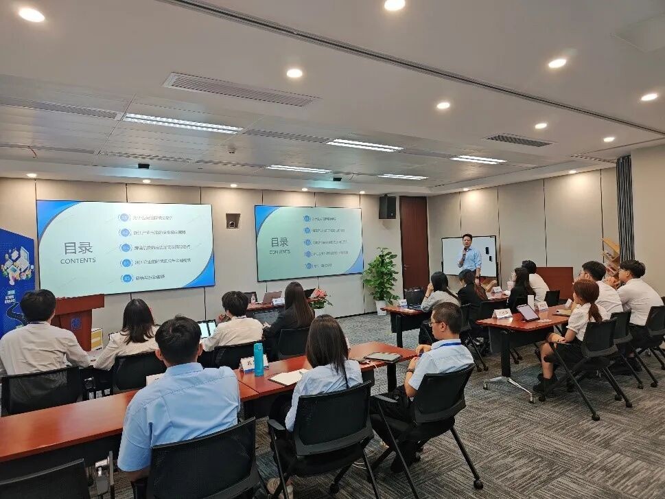 图为澳门青年聆听导师业务辅导，展开跨境跟岗见习。澳门特区劳工事务局供图