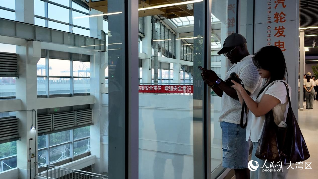 人民网外籍专家正在参观发电机组。 人民网 周锦佳摄