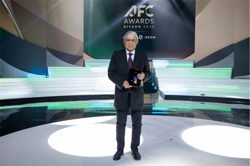 霍震霆在亚洲足球联会年度颁奖典礼（AFC Awards Riyadh 2025）上获颁属最高荣誉的个人奖项“亚洲钻石奖”