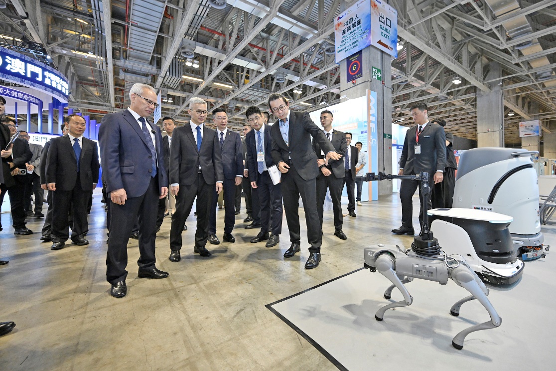 图为澳门特区行政长官岑浩辉参观展会各展区。澳门招商投资促进局供图