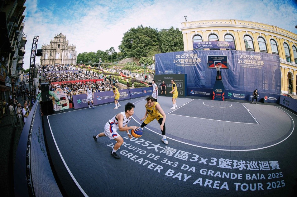 图为在大三巴牌坊前地举行的赛事吸引众多市民及游客观赏。(主办方供图)