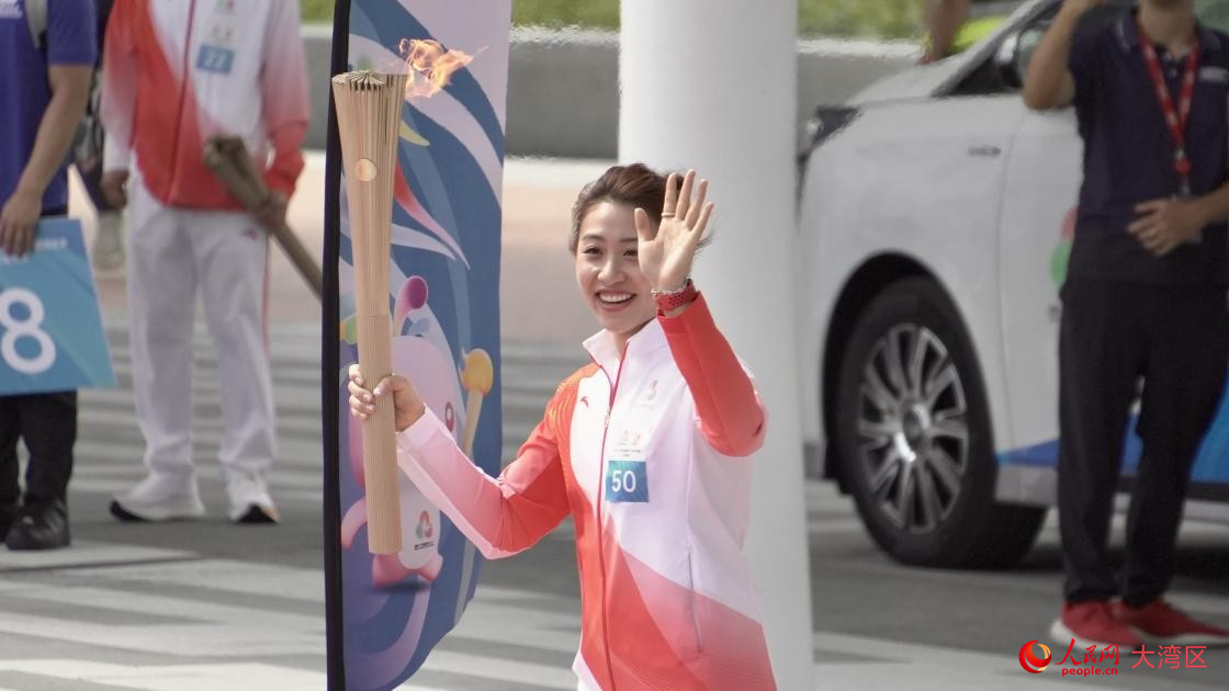 香港站最后一棒火炬手、现役港队女子重剑运动员佘缮妡。人民网 吴宇扬扬摄