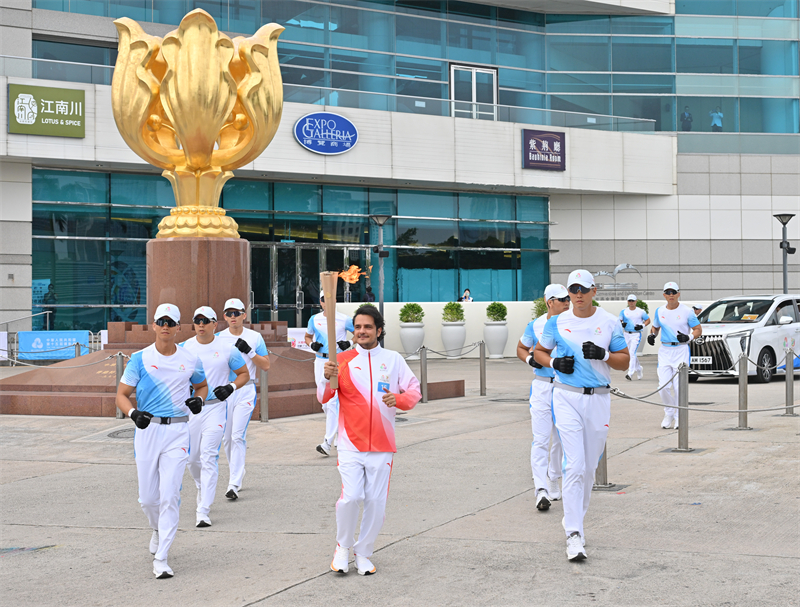 第15棒、少数族裔代表利哲宏。香港特区政府新闻处供图
