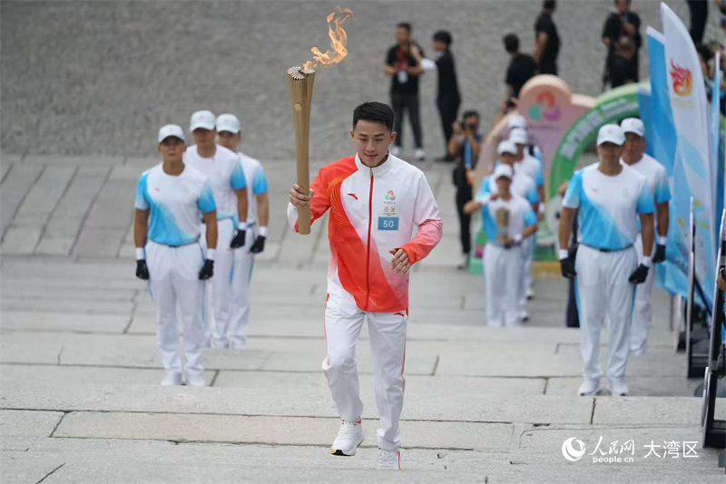 图为第50棒火炬手澳门空手道代表队运动员郭建恒跑向终点。人民网记者 富子梅摄