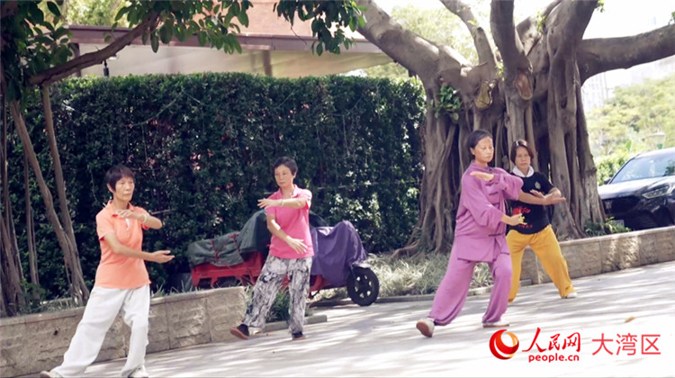 9月8日上午,几位退休人员在公园一角打太极。人民网记者 张荣摄