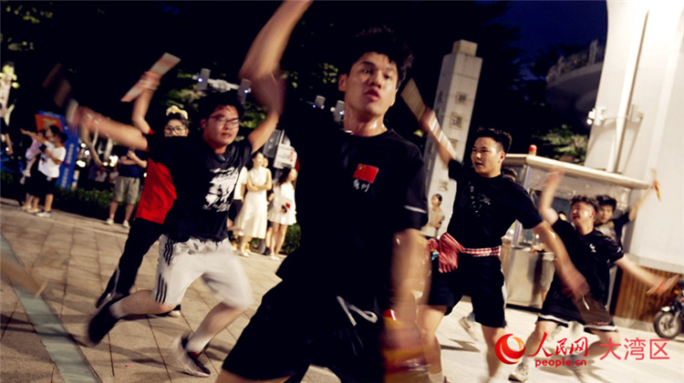 9月7日夜晚,一群潮汕青年在猎德桥下练习英歌舞。人民网记者 张荣摄