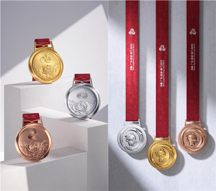 拼版照片:第十五届全国运动会竞技体育项目奖牌。新华社发