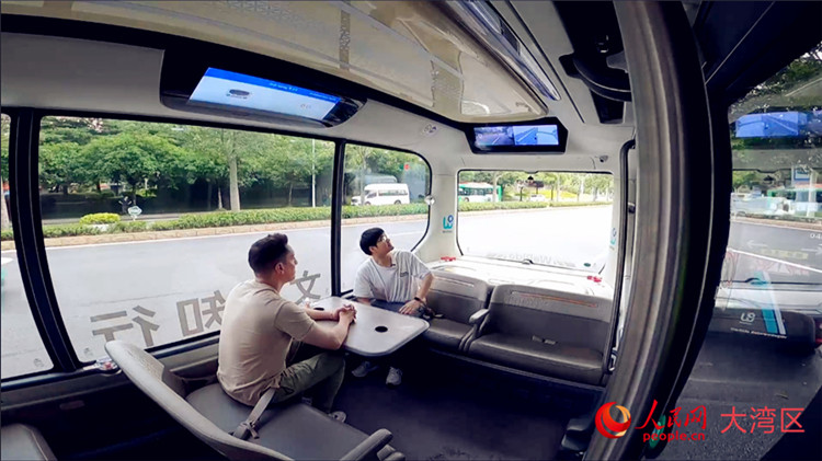 乘客正在体验无人驾驶小巴车。人民网记者 袁蒙摄