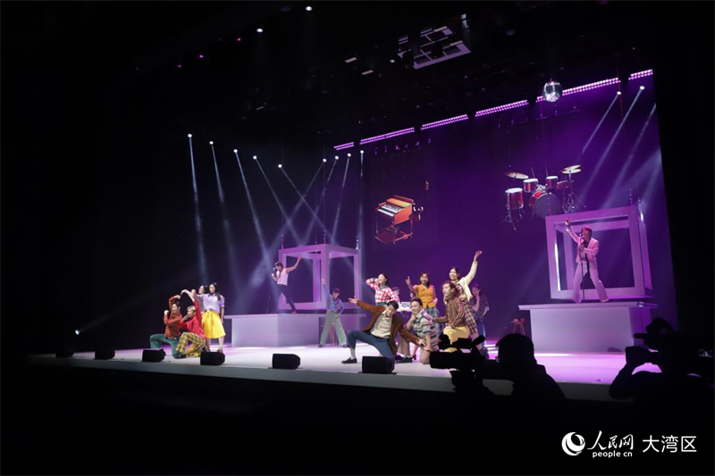 剧场上演开幕节目《一束光·高锟的记忆》部分片段。郑捷晟摄