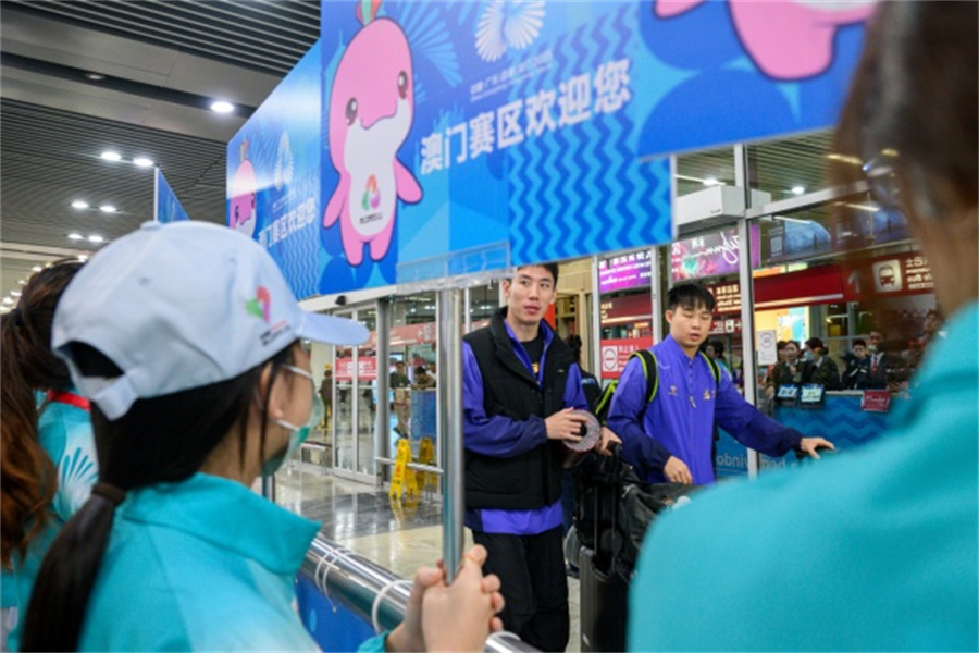 志愿者们在机场热烈欢迎运动员们抵澳。澳门特区政府新闻局供图