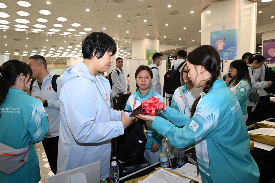 澳门赛区志愿者在口岸服务抵澳运动员。澳门特区政府新闻局供图