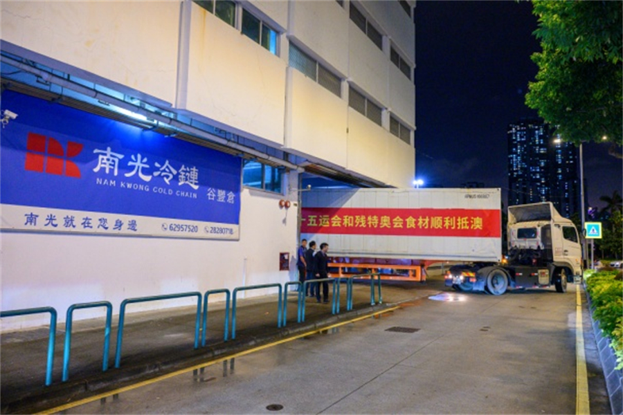 装载食材的货车便捷通关驶进澳门。澳门特区政府新闻局供图
