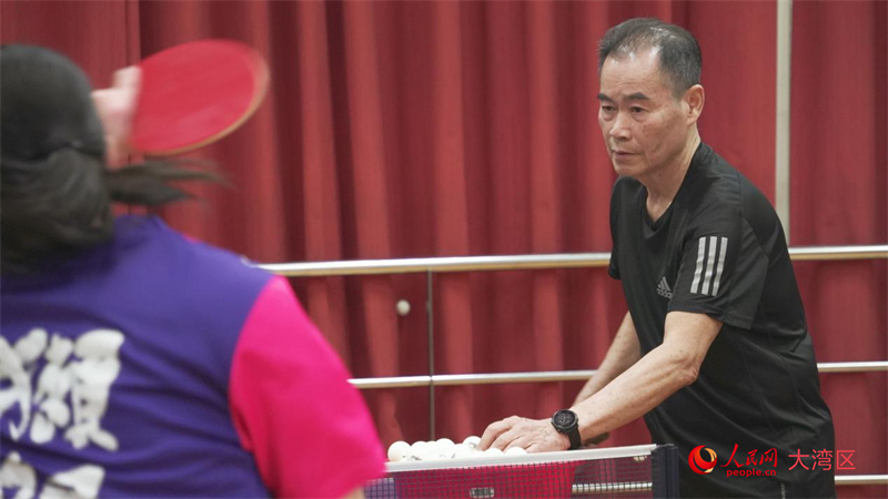 澳门乒乓球总会总教练王冲芬正指导球员。人民网 吴宇扬扬摄