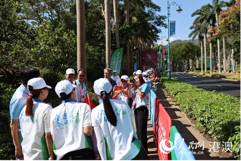 观众在观赛区开心合影。人民网记者 冯学知摄