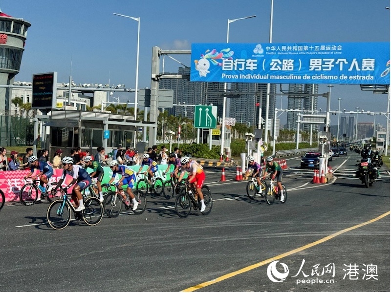 8日上午约9时23分赛车手们风驰电掣进入澳门境内赛段。人民网记者 富子梅摄