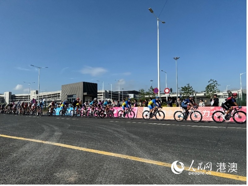 8日上午约9时45分赛车手们折返回澳门赛段的起点处。人民网记者富子梅摄