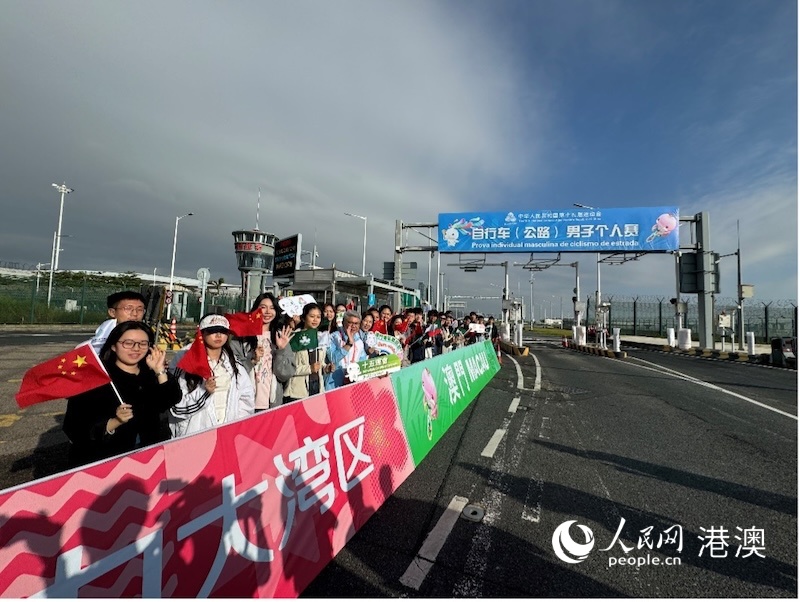 8日一早8点半观众们就在澳门段的赛道旁翘首以待。人民网记者富子梅摄