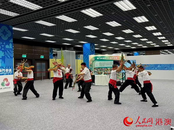 图为澳门赛区组委会精心呈现的特色文化展示——舞醉龙表演。人民网记者 富子梅摄