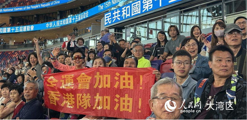 图2.现场有球迷拉出各式横幅，热情高涨。人民网 余颖摄